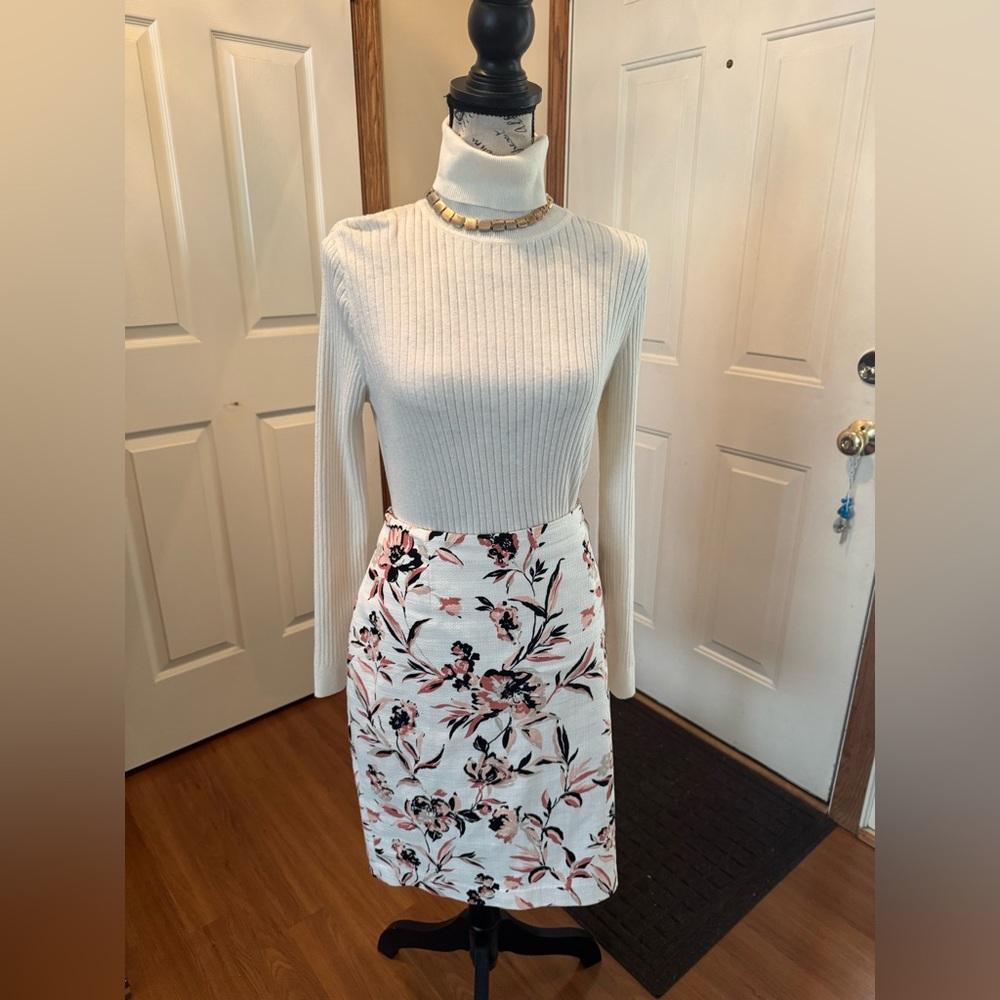 White House Black Market Pink and Blue Ruched Pencil Skirt Size 6